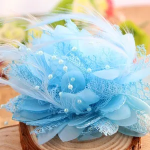 Fermaglio con fiore in chiffon blu, piume, pizzo e perle per spettacoli di danza