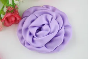 Vue macro détaillée de pétales de rose en tissu violet avec texture textile mate