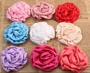 Boutons de roses en satin mat faits main en neuf couleurs pour mariage et DIY
