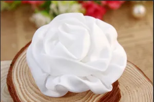 Fleur de rose en tissu mat blanc fait main pour cheveux ou broche de mariée sur bois