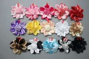 Détail de 15 roses en ruban de satin faites à la main en différentes couleurs vives