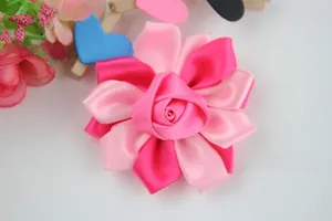 Détail d'une rose en ruban rose et fuchsia faite main pour accessoires de cheveux et déco