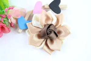 Détail d'une rose artisanale en satin avec pétales multicouches crème et champagne