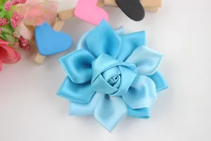 Gros plan détaillé d'une fleur de rose en ruban de satin bleu faite à la main