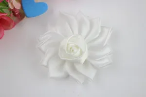Détail macro d'une rose en ruban de satin blanc faite main pour accessoires cheveux et DIY