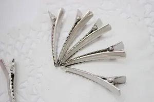 Gros plan de pinces à cheveux bec de canard en métal argenté pour accessoires DIY
