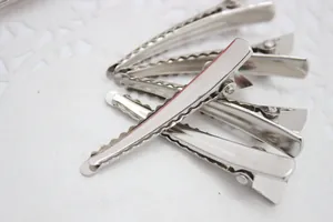 Détail de six pinces à cheveux crocodiles en métal argenté avec dents pour le coiffage DIY