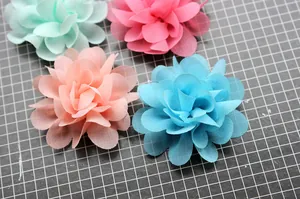 Macro-opname van 5cm gelaagde chiffon balletbloemen voor DIY haaraccessoires in diverse kleuren