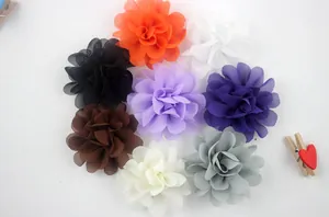 Gedetailleerde macro-opname van kleurrijke chiffon bloembruidjes voor meisjes zomerjurkjes