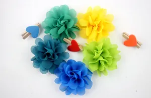 Detail van kleurrijke handgemaakte chiffon bloem accessoires voor DIY haarklemmen