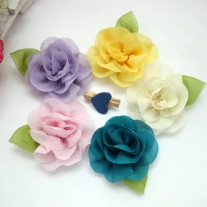 Fiori di rosa in chiffon fatti a mano con foglie verdi per accessori fai-da-te