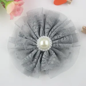 Fiore in pizzo grigio a strati con perla centrale su base in rete per capelli o abiti