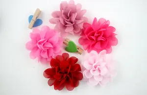 Macro-detail van meerlaagse chiffon bloemen voor meisjes DIY-knutselen in vijf roze tinten