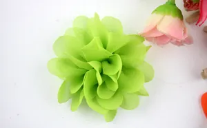 Detailopname van een meerlaagse lichtgroene chiffon bloembroche voor zomerse meisjesjurken