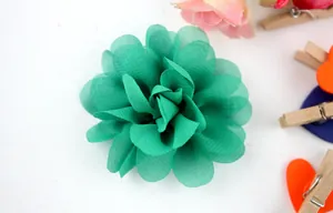 Detail van meerlagige groene chiffon stoffen bloem voor DIY haaraccessoires