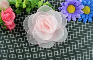 Macro di una clip per capelli con rosa di organza rosa chiaro a strati