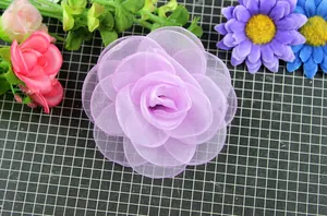 Dettaglio macro della trama dei petali di rosa in organza viola chiaro multistrato