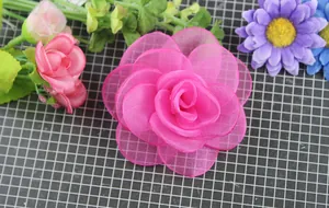Dettaglio macro di rosa in organza da 8cm con petali fatti a mano per capelli
