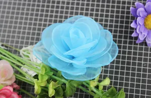 Dettaglio di rosa in garza blu da 8cm con petali stratificati per accessori per capelli
