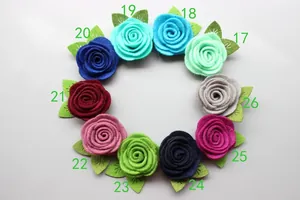Broches de rosa hechos a mano en tela no tejida con hojas verdes en diez colores vivos