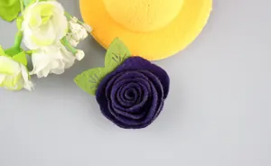 Detalle de rosa de fieltro púrpura oscuro con hojas para accesorios de ropa de bricolaje
