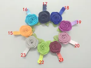 Lot de neuf pinces à cheveux en forme de roses colorées avec feuilles et ruban tressé