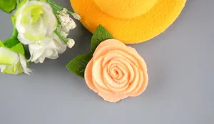 Vista macro de rosa de tela no tejida hecha a mano con hojas de fieltro para manualidades