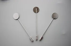 Dettaglio di spilli da bavero in acciaio inox con basi rotonde per creazione gioielli