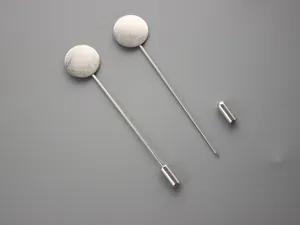 Dettaglio di spilli in acciaio argento con base rotonda piatta e fermi di sicurezza