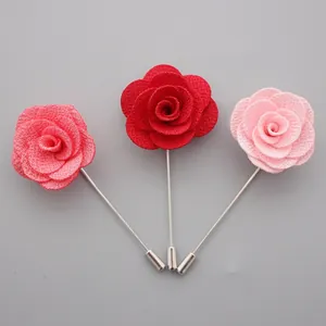 Tres pines de flores hechos a mano en tela roja y rosa con agujas largas de plata para trajes