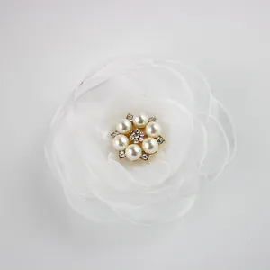 Vue macro de fleur en organza blanc avec perles et strass pour accessoires cheveux