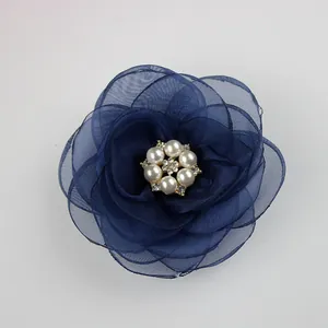 Accessoire cheveux rose en mousseline bleu marine avec perles et strass sur base dorée