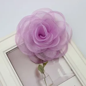 Dettaglio di una rosa in organza lavanda da 10 cm per bricolage e accessori per capelli