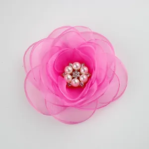 Accessoire rose rose 3D en organza 10cm avec perle et centre en cristal sur fond blanc