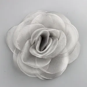Dettaglio macro della spilla a rosa in tessuto grigio 10cm con petali di seta perlati