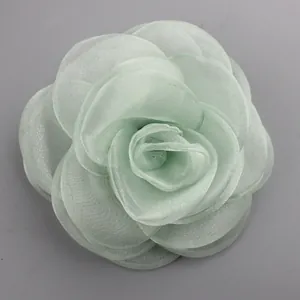 Dettaglio di un fiore di rosa in organza verde chiaro fatto a mano per fai-da-te e moda