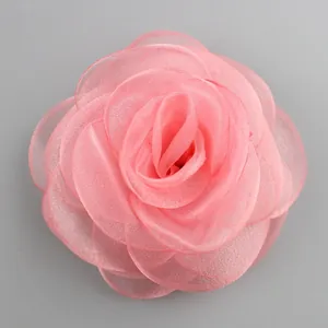 Dettaglio di rosa in chiffon fatta a mano con delicati petali di pizzo stratificati