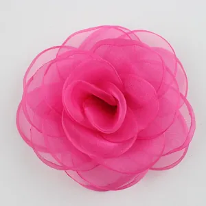 Dettaglio di una rosa in organza fucsia da 10 cm con petali a strati per il fai da te