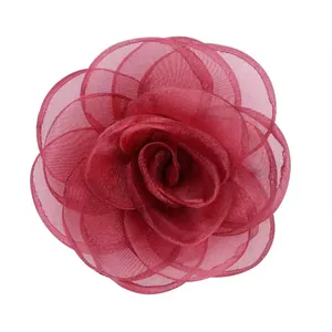 Dettaglio rosa in organza bordeaux 10cm fatta a mano con petali in tulle stratificati