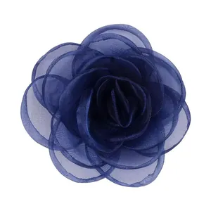 Vista dettagliata di una rosa in organza blu navy multistrato per decorazioni fai-da-te