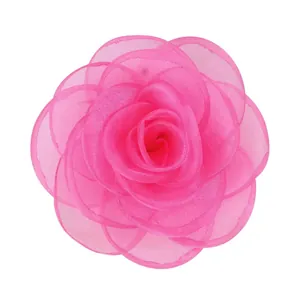 Vista macro di una rosa in organza da 10 cm rosa acceso per decorazioni artigianali fai-da-te