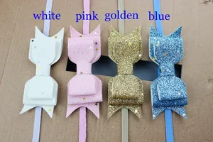 Platliggende weergave van glitter haarbanden in wit, roze, goud en blauw met sterren