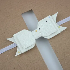 Detail van witte glitterstrik met gekleurde sterren op elastische hoofdband
