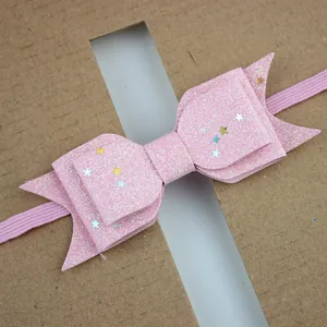 Gedetailleerde opname van roze glitter haarband met kleurrijke stervormige pailletten
