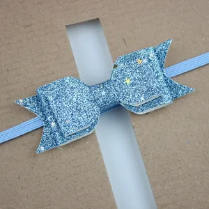Detail van een blauwe glitter haarband met sterpatroon voor baby's en peuters