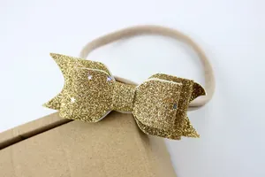 Macro shot van champagne goud glitter strik hoofdband met ster lovertjes op elastische nylon
