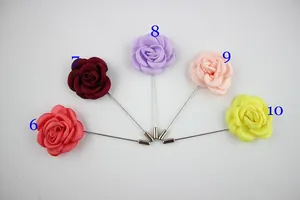 Dettaglio di cinque spille a rosa in raso da 4 cm fatte a mano in vari colori vivaci