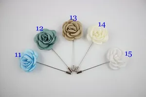 Dettaglio di cinque boutonnière a rosa in raso da 4 cm fatte a mano in colori eleganti