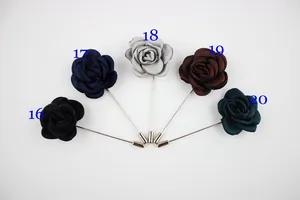 Dettaglio di cinque spille a rosa da 4cm fatte a mano in vari colori per abiti da uomo