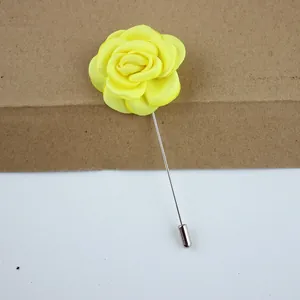 Dettaglio della spilla a rosa in seta gialla da 4 cm fatta a mano con ago argento